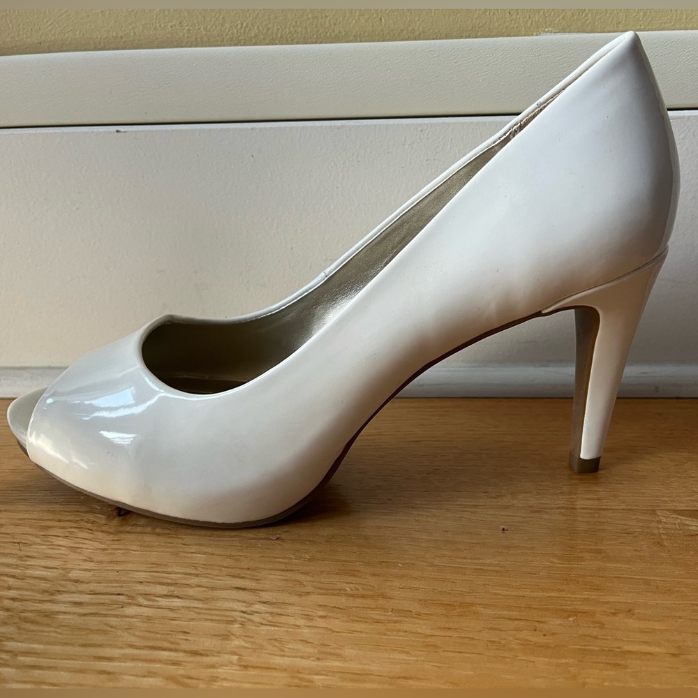 Bandolino NEW Peep Toe Patented Leather White Pump Size 9